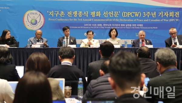 3-2_14일 서울에서 _지구촌 전쟁종식 평화 선언문 3주년 기자회견이 열렸다. 이날 기자회견에는 국내외 기자 100명이 참석해 DPCW에 대한 질의를 쏟아냈다.