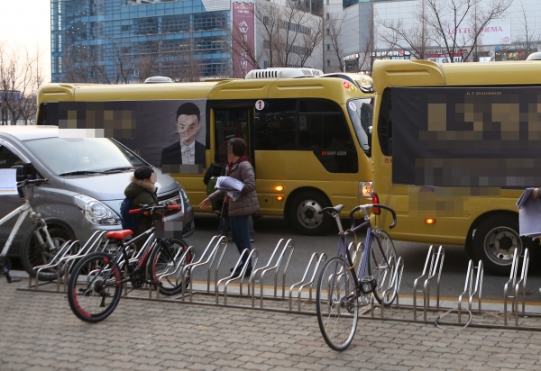 경기도 안산시 문화광장 인근 학원가 앞은 노란색 학원버스와 승용차들로 늘 북적인다. (사진=김경식 기자)