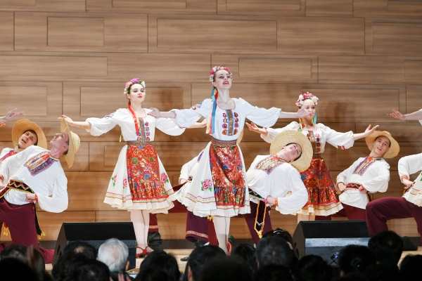 양주시 율정초등학교 체육관에서 러시아 하바로브스크 고렝카 무용단의 초청공연이 성황리에 열렸다.
