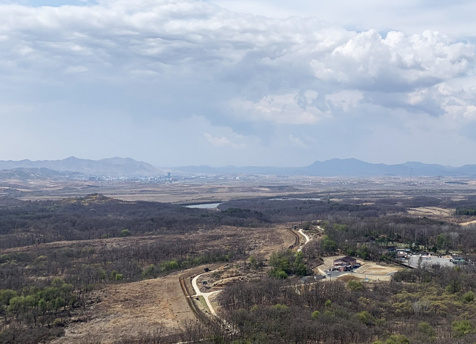 11일 북한을 바로 앞에서 볼 수 있는 도라산 전망대를 찾았다. 좌측으로 개성공단이 보이고 망원경을 통해 보면 우리 입주 기업상호가 보일 정도로 가깝다. 김선구 기자
