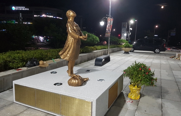 수개월간 떠돌이 신세로 우여곡절을 겪었던 ‘평화의 소녀상’이 남한산성아트홀 정문 광장에 자리를 잡았다. (사진제공=광주시)