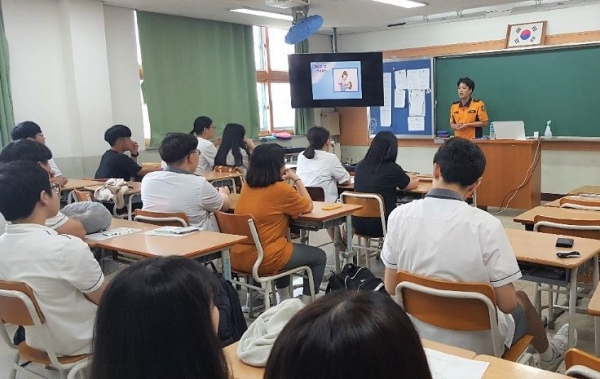 광주소방서는 최근 광주 중앙고등학교에서 간호·의료동아리 학생 50여 명을 대상으로 소방안전교육을 시행했다고 27일 밝혔다. (사진제공=광주소방서)