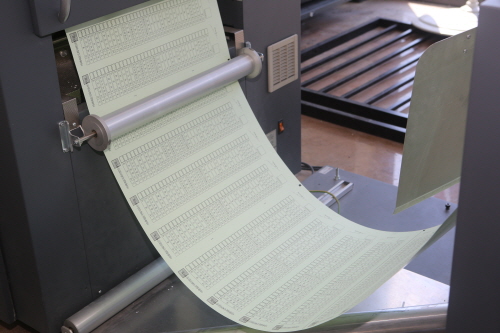(경인매일=유형수기자)수원시 권선구 서둔동에 위치한 신진ATD 인쇄소에서 관계자들이 비례대표국회의원선거 투표용지 인쇄 작업을 하고 있다.