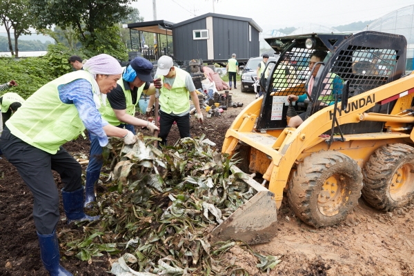 용인시의회는 집중호우로 큰 피해를 입은 지역을 찾아 복구 작업에 힘을 보탰다.(사진=용인시의회)