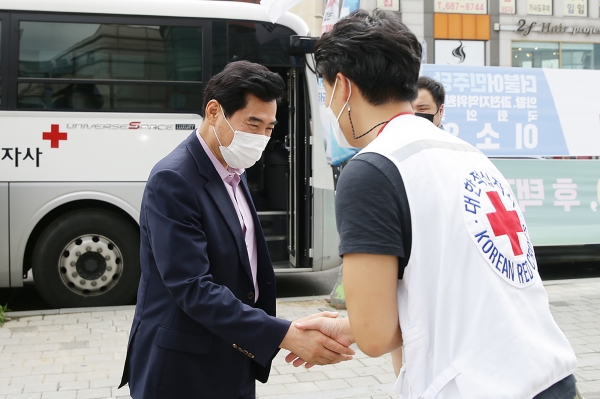 김상돈 의왕시장이 의왕역 앞에서 진행된 의왕청년회의소와 대한적십자사가 함께하는‘Save Life, Save KOREA’헌혈캠페인 행사장을 찾아 헌혈캠페인 참여자를 격려했다.(사진=의왕시)