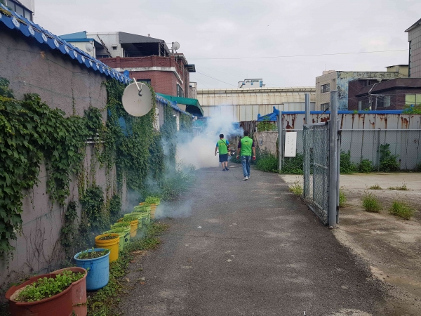 동두천시 중앙동 새마을협의회는 지난 13일 감염병 예방을 위한 집중 방역을 실시했다.(사진:동두천시)