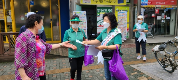 안산시새마을회는 코로나바이러스감염증-19(코로나19) 확산방지를 위해 상록수역과 중앙역 일대에서 ‘일상 속 마스크 착용 생활화’ 캠페인을 실시했다고 31일 밝혔다.(사진=안산시새마을회)