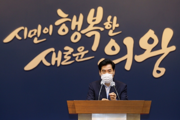 김상돈 의왕시장이 시청 대회의실에서 열린 9월 월례조회에 참석해 인사말을 하고 있다.(사진=의왕시)