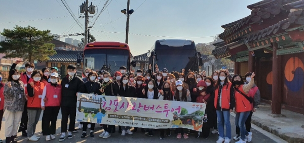 김포사랑운동본부는 지난 12일 전입세대와 다문화 가족 40여명이 참여한 가운데 김포사랑버스투어 행사를 개최했다. (사진=김포사랑운동본부)