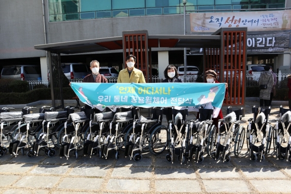 정왕2동은 지난 2월 24일 마을복지계획 추진단과 함께 '언제 어디서나, 우리 동네 공용휠체' 사업 추진을 위한 휠체어 전달식을 진행했다. (사진=시흥시)
