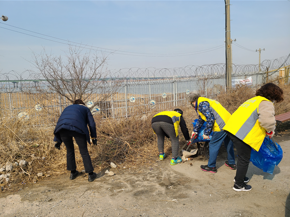 김포시에서는 청소 사각지대 해소를 위해 3월2일(화)~3월3일(수) 2일간에 걸쳐서 ‘고촌읍~김포본동 제방도로’에 대한 환경정비를 실시했다. (사진=김포시)