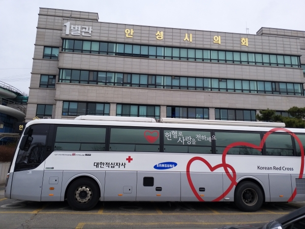 안성시보건소는 오는 8일 안성시청 민원봉사실 앞에서 대한적십자사 경기혈액원의 헌혈버스를 지원받아 2021년 4차 사랑의 헌혈 행사를 진행한다고 밝혔다.(사진=안성시)