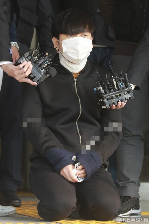 아파트에서 세 모녀를 살해한 김태현이 9일 오전 서울 도봉구 도봉경찰서에서 검찰에 송치되며 무릎을 꿇고 사죄하고 있다. /뉴스핌