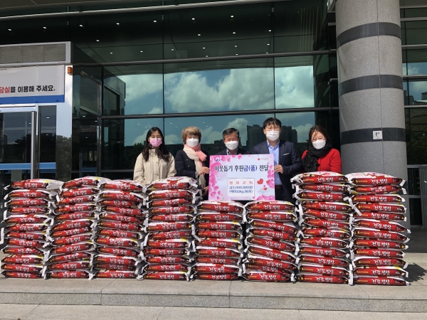용인시 기흥구는 동백동에 위치한 정암교회가 관내 저소득 가구에 전해달라며 쌀 10kg짜리 90포대(300만 원 상당)를 기탁했다고 14일 밝혔다. (사진=용인시)