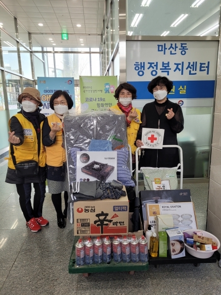 마산동행정복지센터는 지난 4월 13일(화) 복지사각지대에 놓인 북한이탈주민에게 쌀과 라면, 이불 등 생활용품을 지원하여 자립에 도움을 주었다. (사진=김포시)