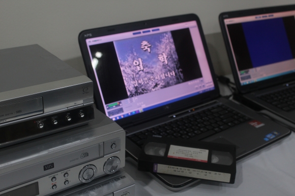 성남문화재단이 운영하는 성남미디어센터가 개인이 소장한 VHS 테이프(가정용 비디오테이프) 영상의 디지털 파일 변환을 무료로 지원한다.(사진=성남시)