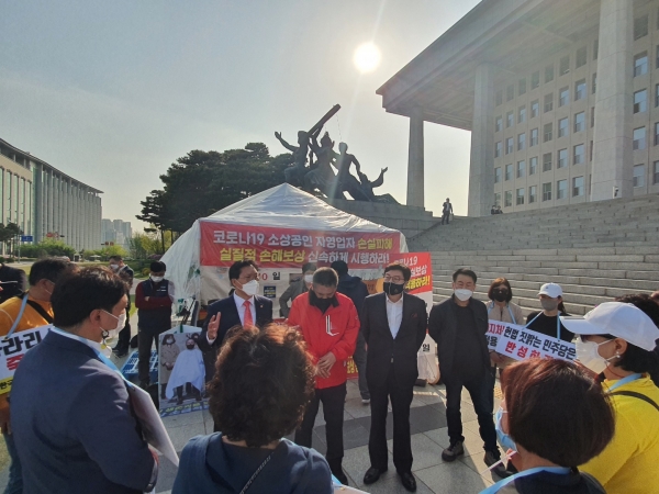 (사)한국유흥음식업중앙회가 22일 여의도 더불어민주당사 앞에서 '집합금지 명령에 의한 강제 휴업규탄' 특별 기자회견을 열었다. (사진=권영창기자)
