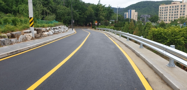 용인시 기흥구는 주민들의 통행 안전을 위해 마북동 KCC연구소 입구에서 단국대 후문을 연결하는 도로를 확장하고 인도를 설치했다고 25일 밝혔다. (사진=용인시)