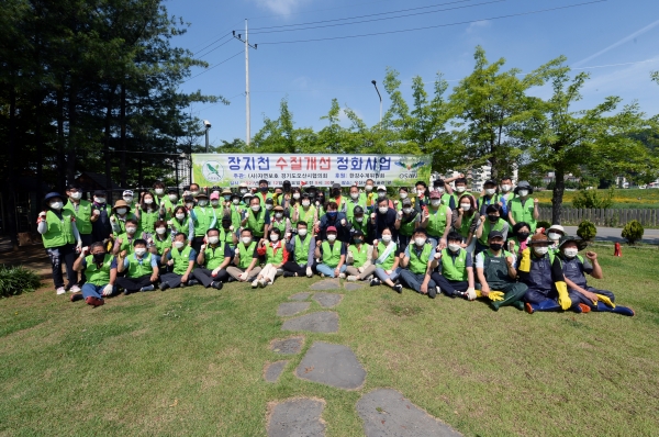 오산시는 지난 11일 오산천 지류인 장지천에서 (사)자연보호오산시협의회 회원 100여명이 모여 수질정화 활동을 실시했다고 밝혔다.(사진=오산시)