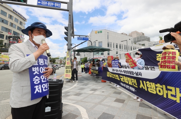 용인시는 16일 시민 100명이 세종시 국토교통부 청사 앞에서 4차 국가철도망 구축계획에 경강선 연장 수정안을 반영해 줄 것을 촉구하는 집회를 열었다고 밝혔다. (사진=용인시)