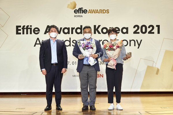 KCC가 지난 1일 열린 2021 에피 어워드 코리아(Effie Award Korea) 시상식에서 광고 ‘무한 광고 유니버스에 갇힌 성동일(Feat. KCC창호)’ 편으로 단기 효과(Short Term Effects)와 브랜디드 콘텐트(Branded Content) 2개 부문 은상을 수상했다. (사진=KCC)