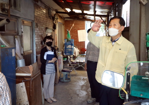 서경보 권선구청장은 지난 21일 폭염에 열악한 생활을 하고 있는 평동 주거취약지역을 찾았다. (사진=수원시)