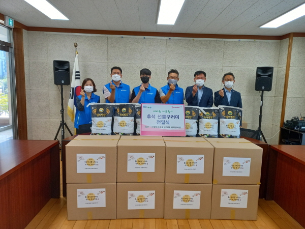 오산시 세마동은 지난 14일 ㈜엘오티베큠 디딤돌 사회봉사단(이하 ‘디딤돌 사회봉사단’)이 지역사회의 어려운 이웃을 위해 세마동에 추석선물꾸러미 20박스를 기부했다고 밝혔다. (사진=오산시)