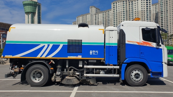 용인시는 27일 수지구에서 압축천연가스(CNG) 도로 청소 차량이 운행을 시작했다고 밝혔다. (사진=용인시)