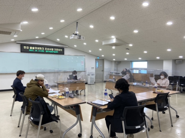 김포시는 17일 김포시농업기술센터에서 ‘한강 솔솔 큐어파크 조성사업’ 추진을 위한 자문위원을 위촉하고 자문단 회의를 개최했다. (사진=김포시)