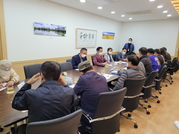 평택시는 지난 26일 시청 대외협력실에서 친환경농업인 연합회 한상우 회장 등 10여명과 간담회를 개최했다고 밝혔다.(사진=평택시)