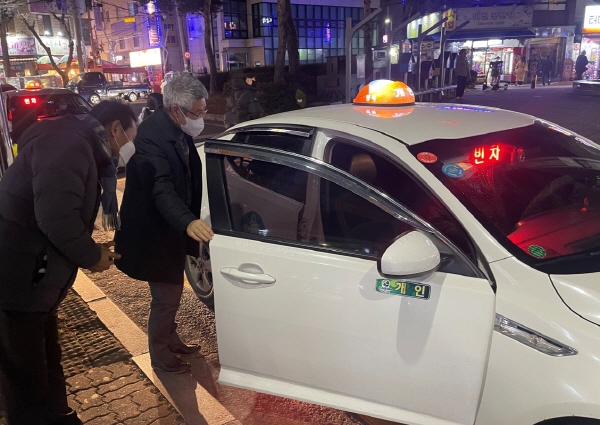 이천시는 지난달 18일부터 택시 승차거부를 근절하고 시민에게 신뢰받는 선진택시 문화 정착을 위해 운영되고 있는 「택시서비스 개선 대책」이 순조롭게 추진되고 있다고 전했다.(사진=이천시)