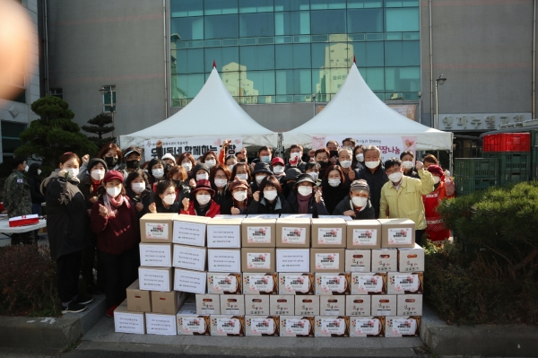 정왕2동 행정복지센터는 지난 26일 지역 내 소외계층에 따뜻한 정을 나누기 위해 ‘정이마을 김장나눔’ 행사를 개최했다. (사진=시흥시)