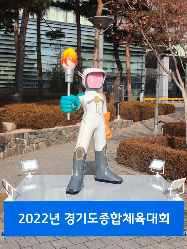 용인시가 ‘2022년 경기도종합체육대회’의 마스코트 ‘반이’ 조형물을 제작해 설치했다. (사진=용인시)