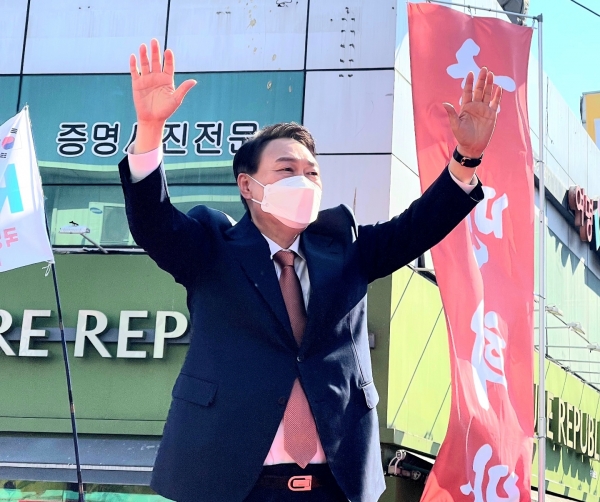 국민의힘 윤석열 대선 후보가 24일 경기 수원에서 집중 유세에 나섰다.(사진=장병옥기자)