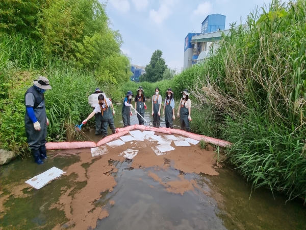 의왕시가 6월 ‘환경의 날’ 맞이 환경오염 피해를 최소화하기 위해 지난 21일 안양천 고천4교 일원에서 수질오염사고 대비 방제훈련을 실시했다. (사진=의왕시)