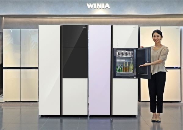위니아, 감각적인 컬러의 802리터 양문형 냉장고 출시. 사진 = 위니아