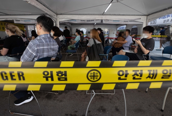 코로나19 신규 확진자가 9만9327명으로 집계된 26일 오전 서울 강남구 보건소에 마련된 코로나19 선별진료소에서 시민들이 검사를 받기 위해 줄을서고 있다. /뉴스핌