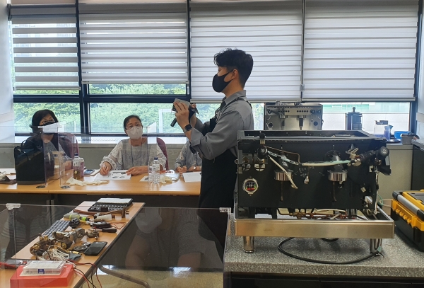 지난 10일 부천시 인생이모작지원센터가 ‘2022년 커피머신관리사 1급 양성과정’ 수료식을 개최했다고 밝혔다.(사진=부천시)
