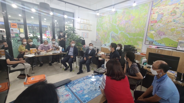 평택시가 지난 19일 중심상업지역(소사벌 카페거리) 문전수거 시범운영을 위한 주민 간담회를 개최했다고 밝혔다.(사진=평택시)