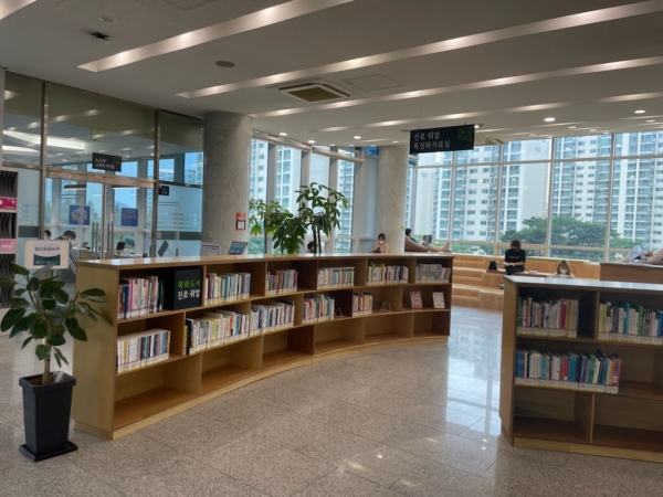 용인특례시가 도서관별 전문성을 강화하고 깊이 있는 독서문화를 장려하기 위해 공공도서관 15곳에서 특화 주제별 서가를 운영하고 있다고 24일 밝혔다.(사진=용인시)