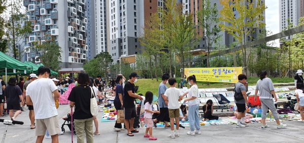안산시 상록구 해양동 행정복지센터는 해양동 자이아파트 봉사단이 개최한‘환경 그림그리기와 함께하는 알뜰장터’를 성황리에 마쳤다고 20일 밝혔다.(사진=안산시)