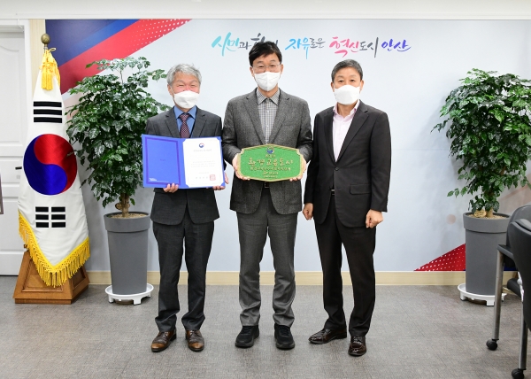 안산시(시장 이민근)는 25일 안산시청에서 2022 환경교육도시 지정 기념 현판식을 개최하였다. (사진=안산시)