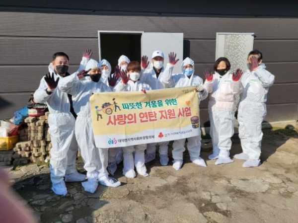 안성시 대덕면 지역사회보장협의체가 지난 17일 소외계층의 따뜻한 겨울 나기를 위한 사랑의 연탄나눔 봉사 활동을 펼쳤다.(사진=안성시)