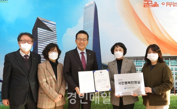 연수구가 인천 기초단체 중 최초로 민원실 공간혁신을 통한 수요자 중심의 민원서비스 평가에서 ‘2022년 국민행복민원실’에 선정돼 행정안전부 장관상을 수상했다(사진제공=연수구청)