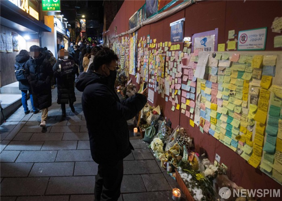 지난 해 늦가을, 서울 용산구 이태원 참사가 발생한 골목에서 시민들이 추모 글귀를 바라보고 있다.(사진=뉴스핌)