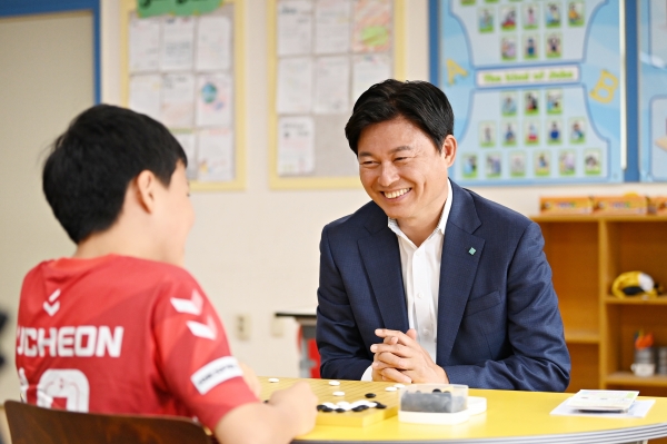 조용익 부천시장이 지난 5월 30일 상인초등학교 5학년 2반 ‘복사골 바둑교실’을 참관하며, 아이들과 격려와 소통을 나눴다.(사진=부천시)
