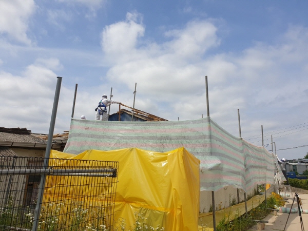 석면 슬레이트 철거·지붕개량 공사를 진행하고 있는 모습(사진=수원시)