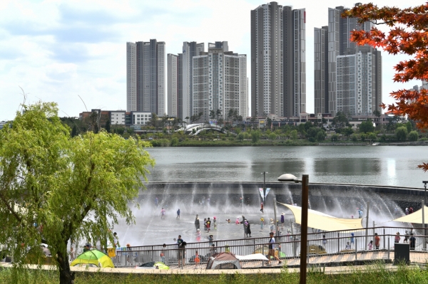 시민들이 수원 광교호수공원 신비한물너미에서 여름철 물놀이를 즐기고 있다.(사진=수원시)