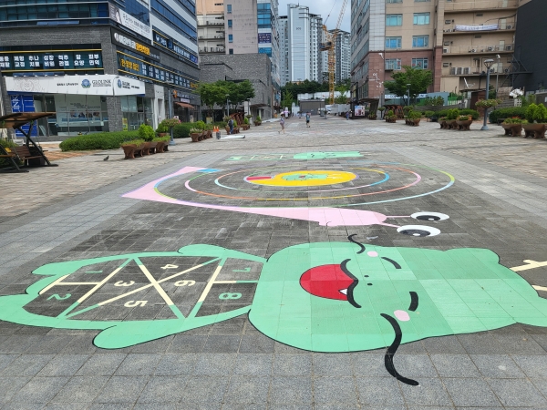 영덕1동이 젊음의 광장에 바닥그림페인팅을 통한 놀이공간을 조성해 운영하고 있다.(사진=용인특례시)