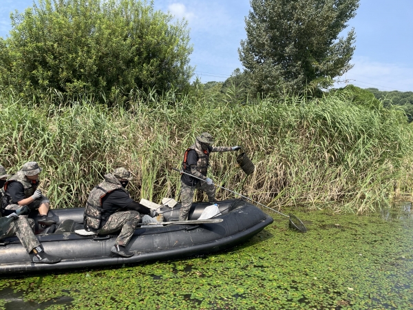 육군 수도군단 특공연대 장병들이 낙생저수지 환경 정화를 하고 있다.(사진=용인특례시)